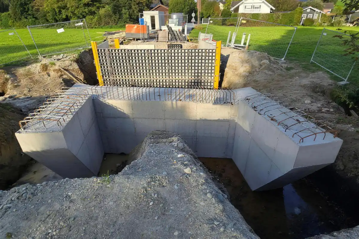 Brückenwiderlager mit Schalung und Anschlussbewehrung während der Betonarbeiten