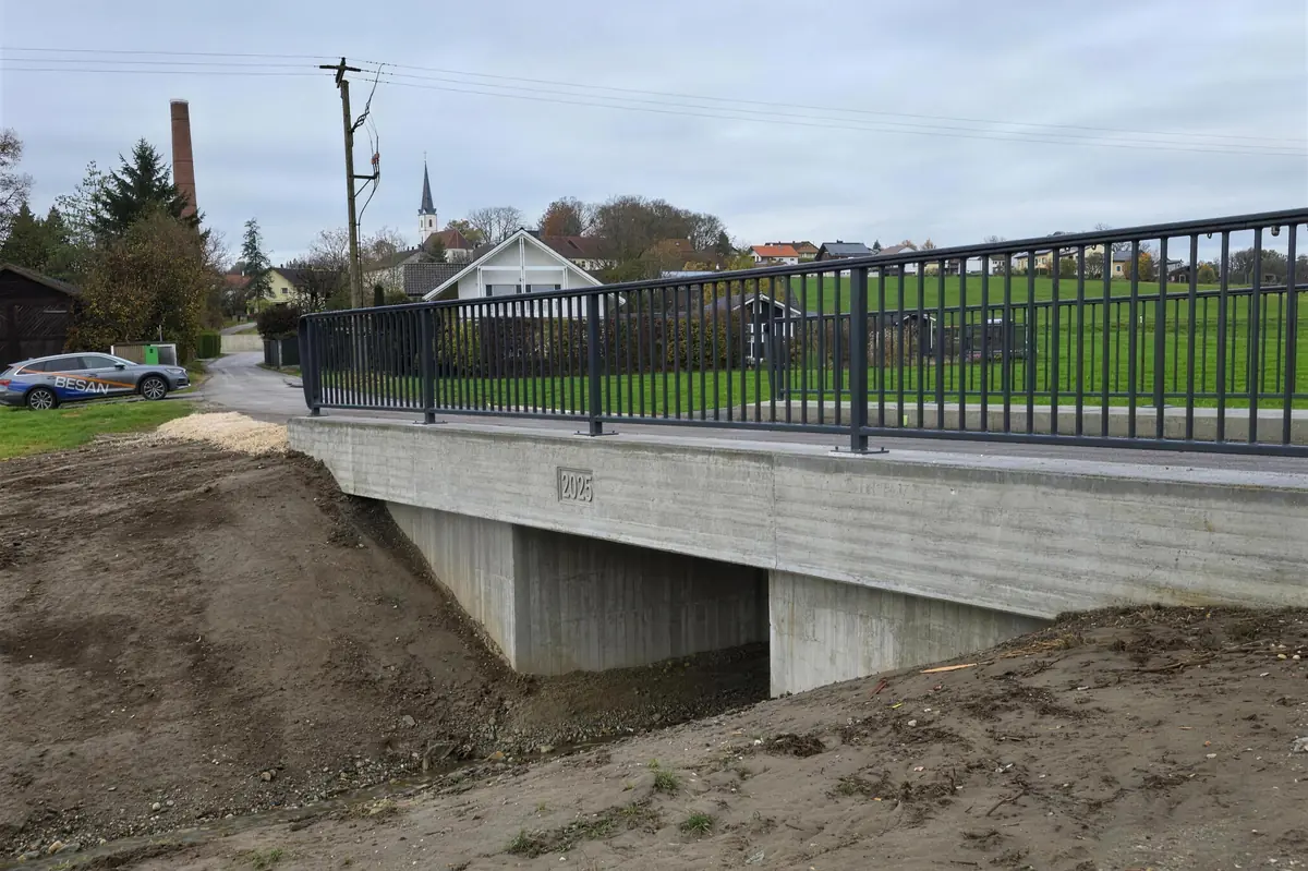 Instandgesetzte Betonbrücke über einem Bach in Oberbayern