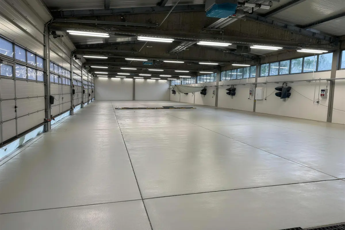Industriehalle mit frisch beschichtetem Betonboden