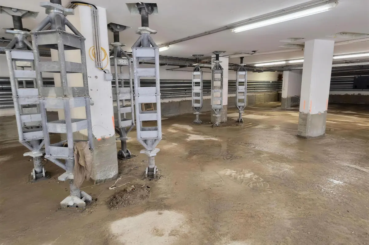 Tiefgarage während der Instandsetzung mit eingehausten Stützen