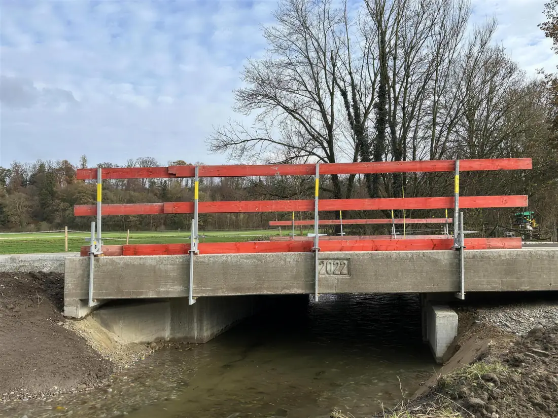 Betonbrücke mit neuen Kappen und Geländern in Oberbayern