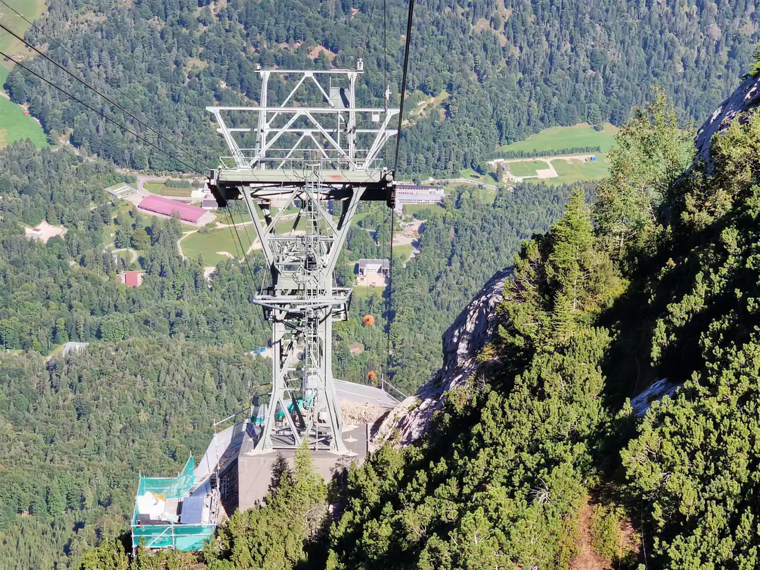Seilbahnstütze der Predigtstuhlbahn am Berghang bei Bad Reichenhall