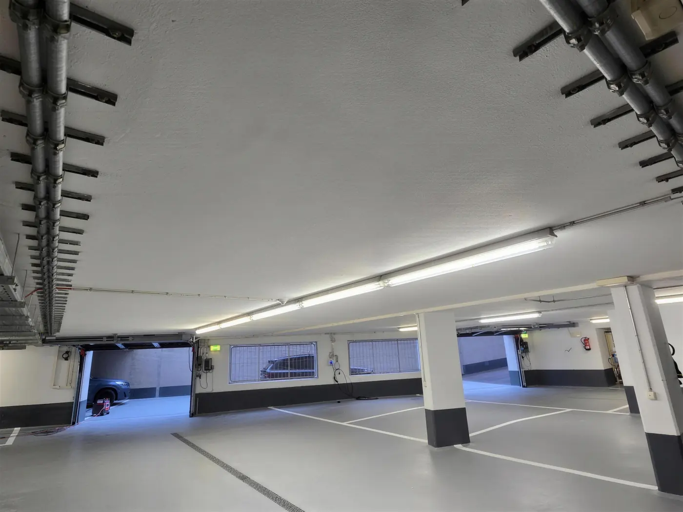 Instandgesetzte Tiefgarage mit sanierten Stützen und Decke